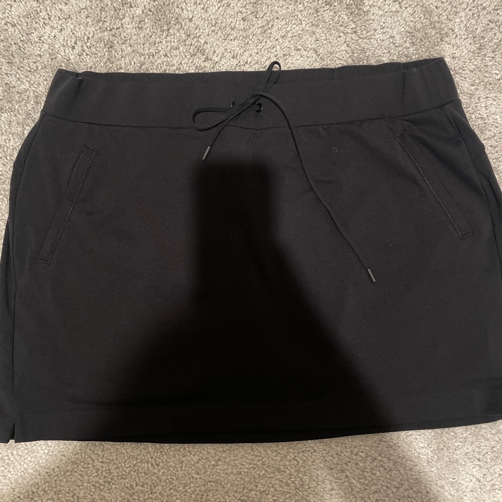 Athleta skirt with shorts attached under three zippers draw string size xl women